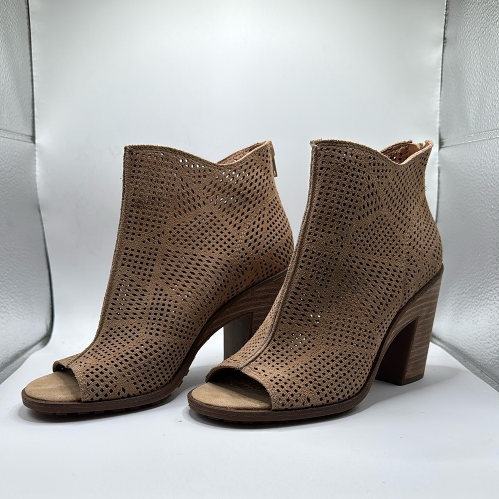 Lucky Brand Tan Ankle Boots with Stylish Design